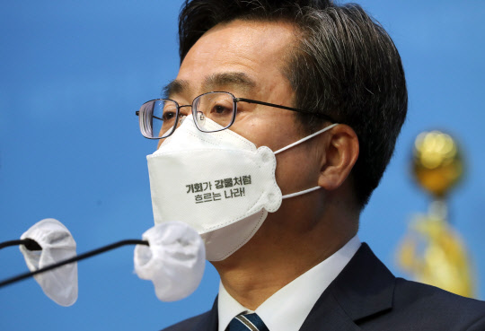 김동연 새로운물결 대표가 지난달 31일 국회 소통관에서 기자회견을 열고 경기지사 출마를 선언하고 있다. 국회사진기자단=연합뉴스